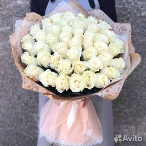 51 белая роза 50 см в красивой упаковке