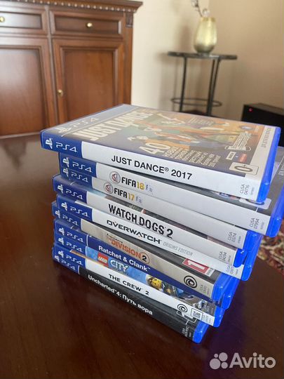 Sony PS4 pro 1tb + 4 геймпада + диски