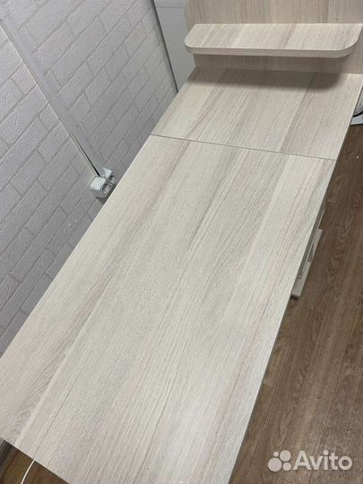 Маникюрный стол