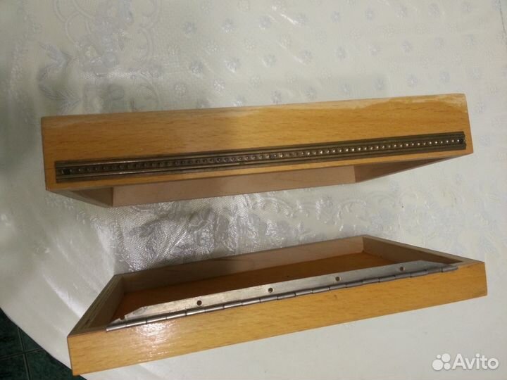 Деревянная шкатулка с чеканкой