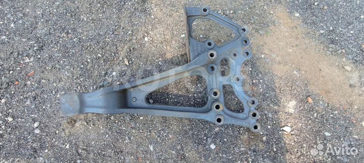 Кронштейн реактивной тяги правый Mercedes-Benz