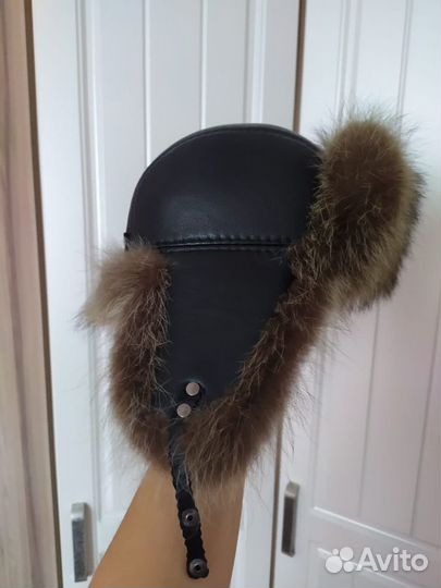 Мужская шапка из меха енота