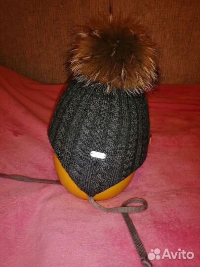 Шапка с натуральным помпоном 54