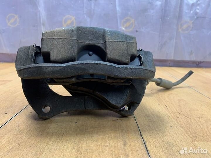 Тормозной суппорт передний левый Opel Astra J
