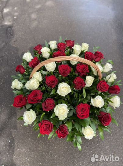 Красивая корзина из 51роза и 101 Роза
