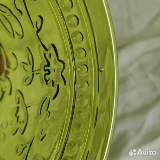 Вазочка на ножке изумрудного цвета