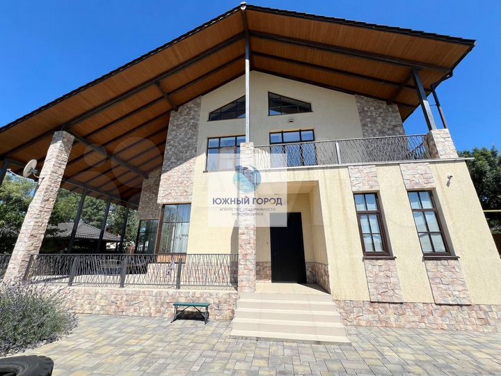 Дом 193,8 м² на участке 8 сот.