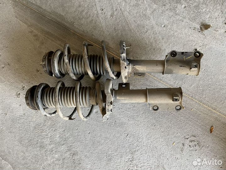 Амортизатор передний правый Kia Rio 4