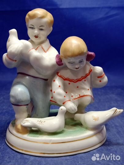 Фарфоровая статуэтка Дети кормят голубей мальчик и