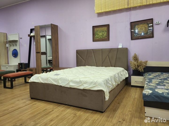 Кровать с мягким изголовьем