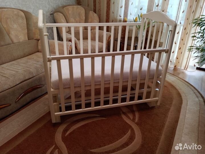 Детская кроватка с матрасом и бортиками