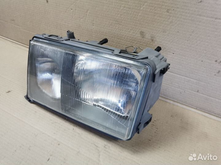 Фара левая Bosch на Mercedes W124 дорестайлинг