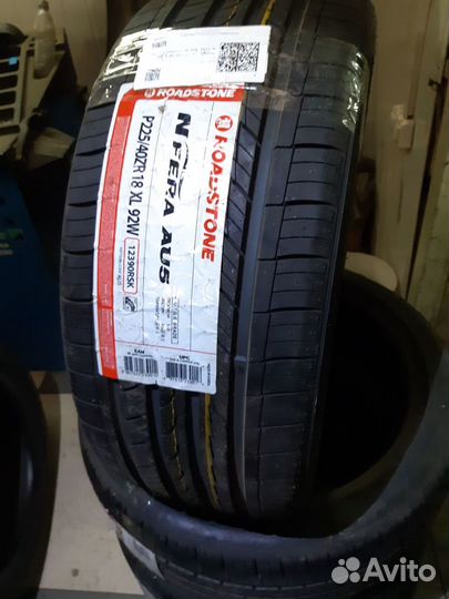 Roadstone N'Fera AU5 225/40 R18