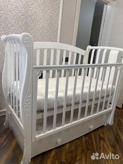 Детская кроватка с маятником и ящиком