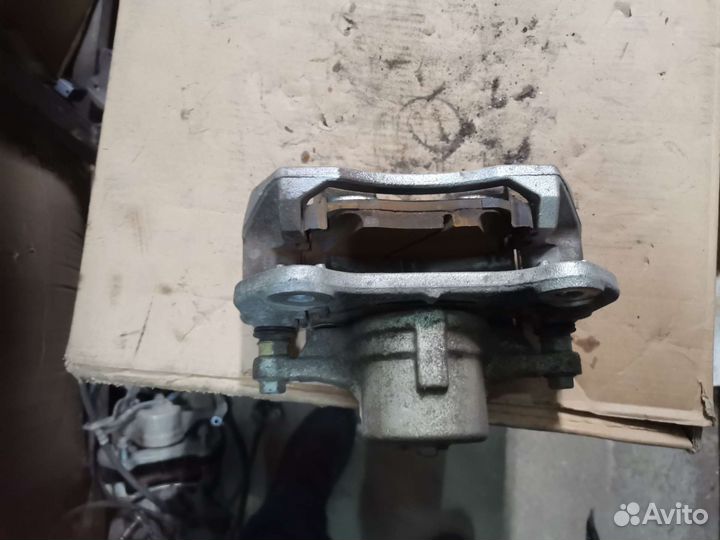 Суппорт тормозной передний левый Kia Seltos 1