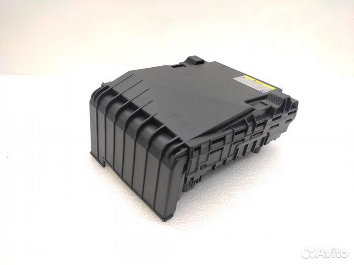 Блок предохранителей под капот Volkswagen Passat