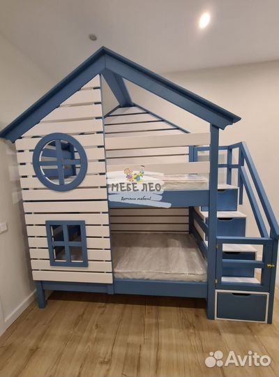 Детская двухъярусная кровать