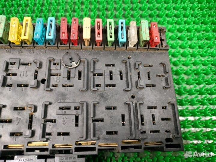 Блок предохранителей Volkswagen Passat B3 AAA 1993