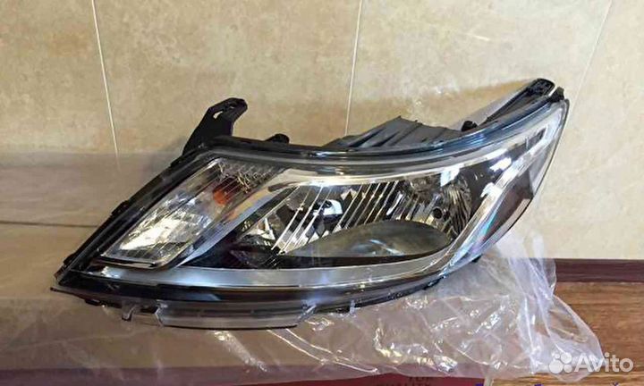 Правая передняя фара на Kia Rio 3 2012