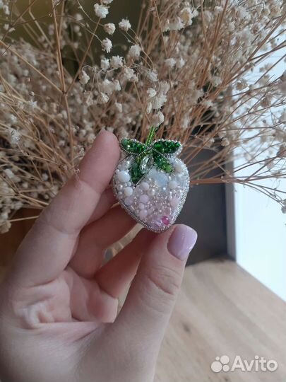 Брошка, ручная вышивка