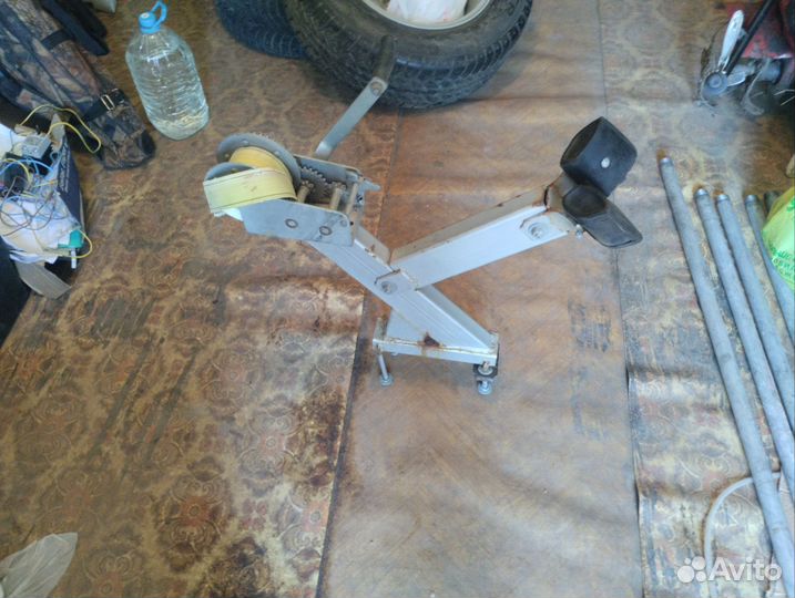 Лебедка с кронштейном для лодки