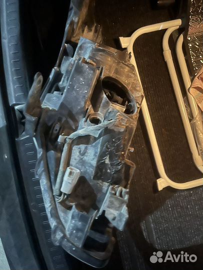 Фара Toyota avensis