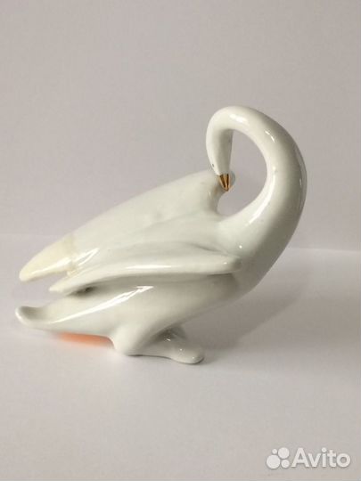Фарфоровая статуэтка Лебедь