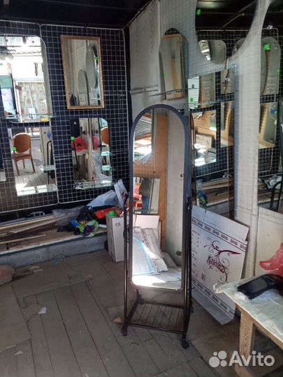 Напольное зеркало цвет белый и черный