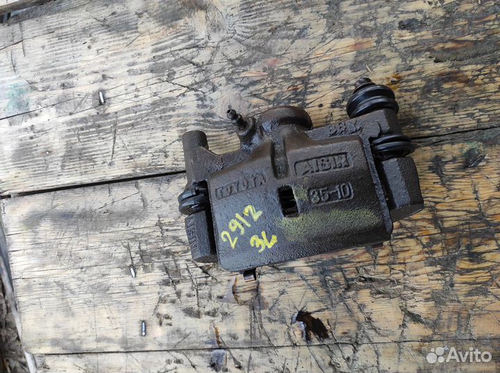 Суппорт задний левый Toyota Carina AT175