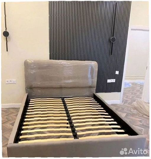 Двуспальная кровать с подъемным механизмом