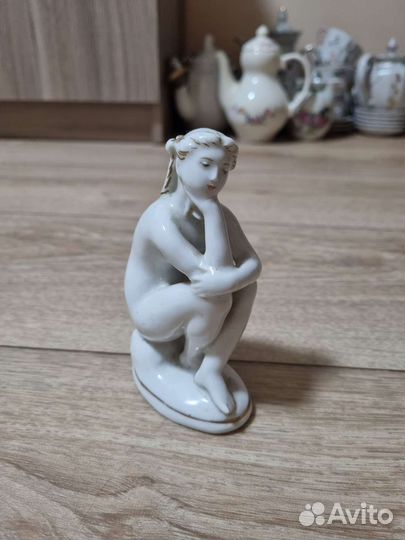 Фарфоровые статуэтки девушка на пляже лфз