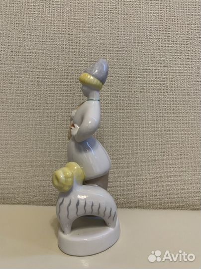 Фарфоровая статуэтка 