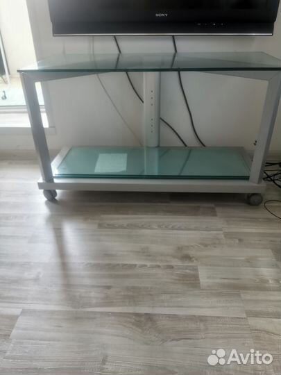 Стол под телевизо