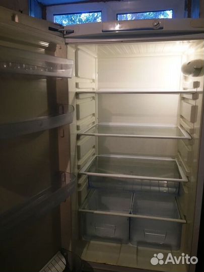 Продам холодильник двухкамерный Indesit