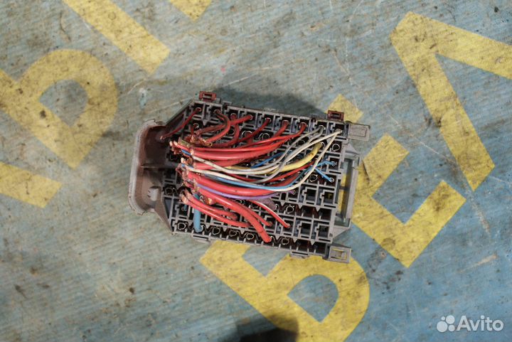 Серый блок предохранителей Volvo S60