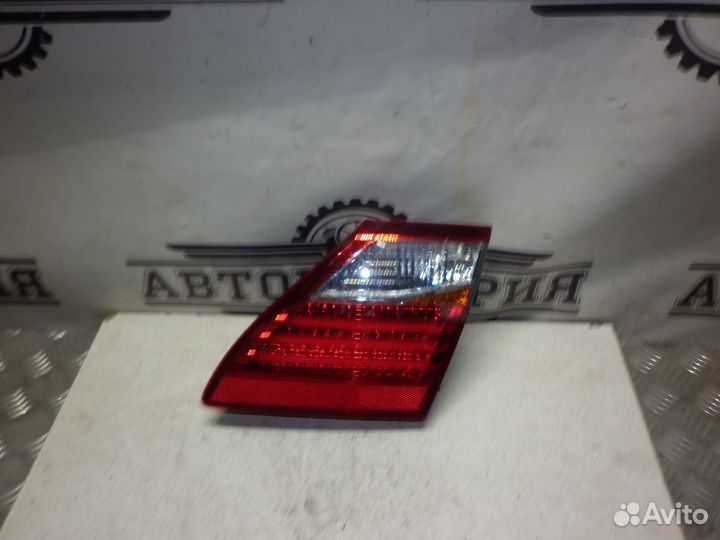 Фонарь крышки багажника Lexus LS600 2011