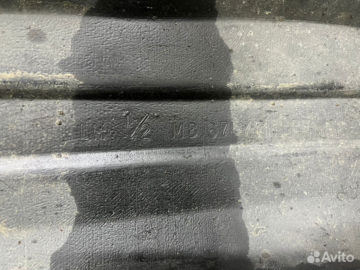 Подкрылок передний левый mitsubishi pajero 2