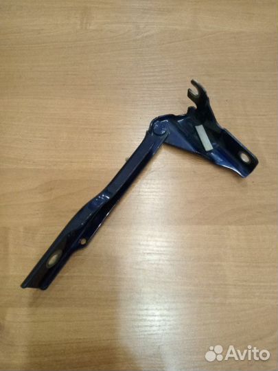 Петля капота передняя правая Volkswagen Polo