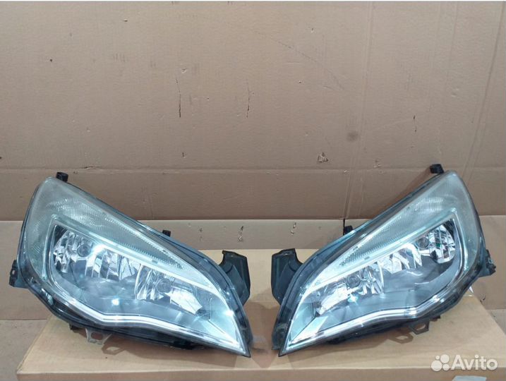 Opel Astra J фара передняя правая 09-16