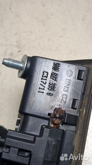 Ручка крышки багажника Volkswagen Tiguan, 2011