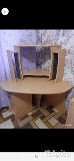 Компьютерный стол и туалетный столик