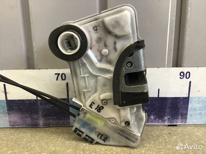 Замок двери передней правой Toyota Corolla E18 201