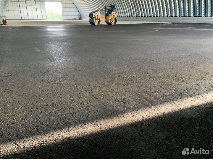 Укладка асфальта,эксковатор-погрузчик