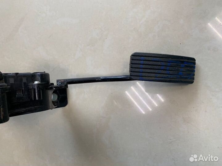 Педаль газа Mitsubishi L200 пикап 4D56 2010