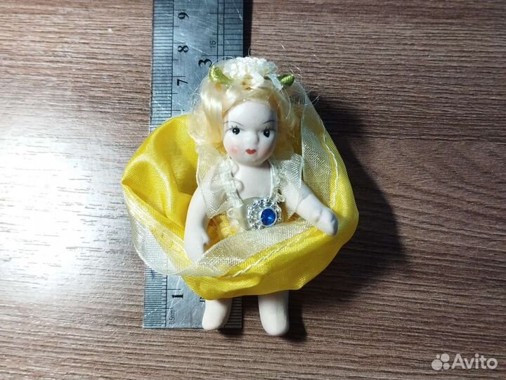 Фарфоровая кукла