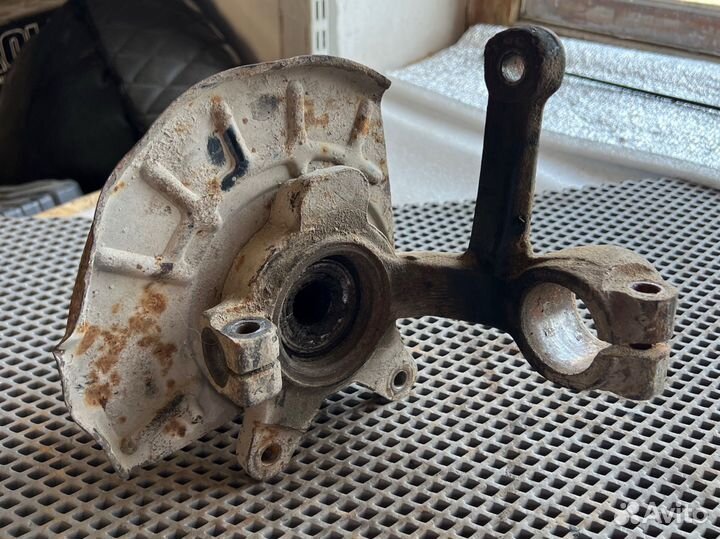 Кулак поворотный передний левый Skoda Felicia