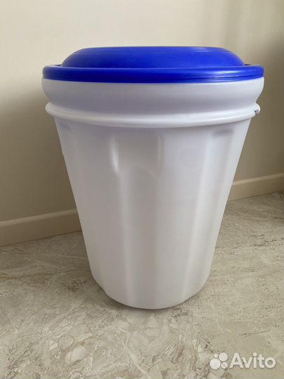 Бак с крышкой 40л