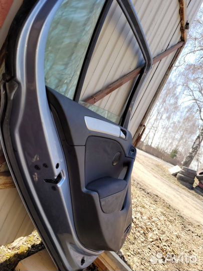 Дверь задняя левая на Volkswagen Golf 2009 серебро