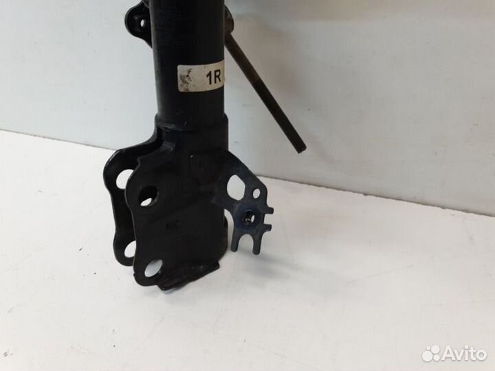 Амортизатор передний правый Toyota Camry V70 2018