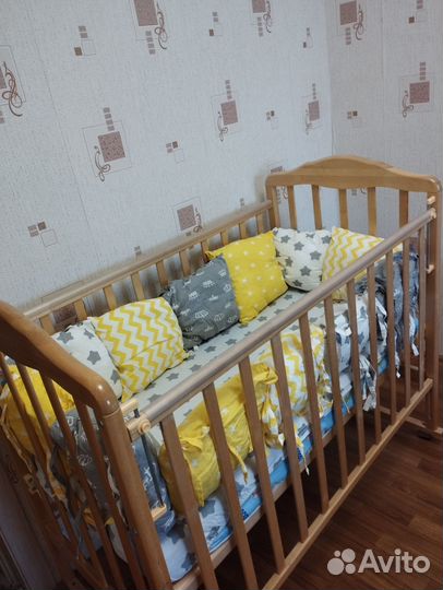 Детская кроватка с маятником